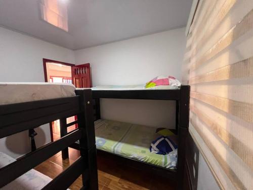 Los AndesにあるEspectacular Finca lujosaのベッドルーム1室(二段ベッド2組付)