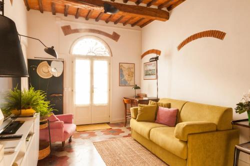 ein Wohnzimmer mit einem Sofa und einem Fenster in der Unterkunft Quadrifoglio Casa Toscana in Cantagrillo