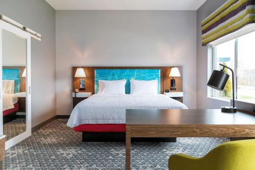 a hotel room with a bed and a desk at Hampton Inn & Suites Fultondale Birmingham I 65, Al in Fultondale