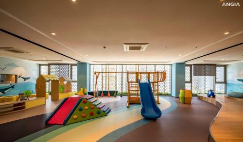 una sala de juegos para niños con un tobogán y un tobogán en The Song Premium Apartment en Vung Tau