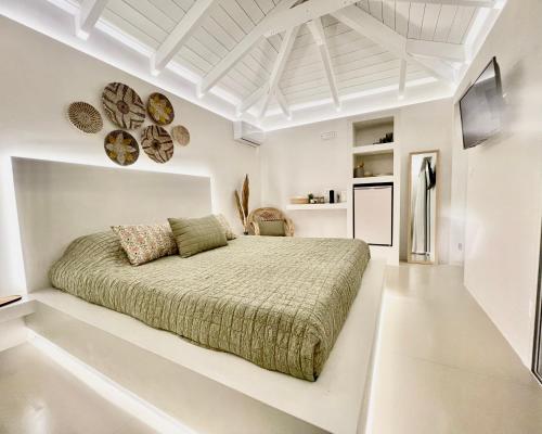 クレマスティにあるWhite House Kokas Luxury Apartmentsの白い部屋に大型ベッド1台が備わるベッドルーム1室が備わります。