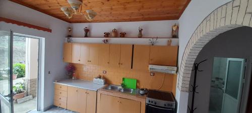 Η κουζίνα ή μικρή κουζίνα στο Honey-House “Kastrioti”