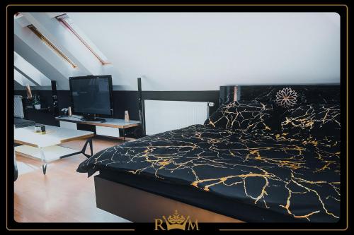 een slaapkamer met een bed en een bureau met een computer bij RM Luxury Apartment in Prague • 6 People • Free Parking • Pets in Praag