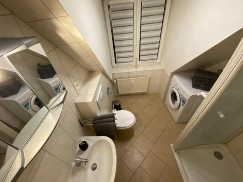 un piccolo bagno con servizi igienici e lavandino di Waren Appartements a Waren
