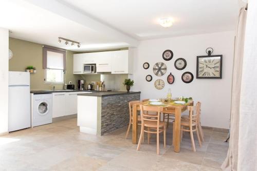 une cuisine et une salle à manger avec une table et des chaises dans l'établissement Très belle Villa familiale Cap Corse, à Brando
