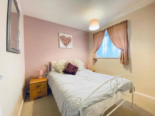 um quarto com uma cama de hospital com uma cabeça em Cosy and Comfortable Holiday Chalet 10 minutes walk to the beach, Norfolk em Great Yarmouth