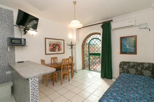 uma sala de estar com uma mesa e uma sala de jantar em Residenza Solferino Castiglioncello em Castiglioncello
