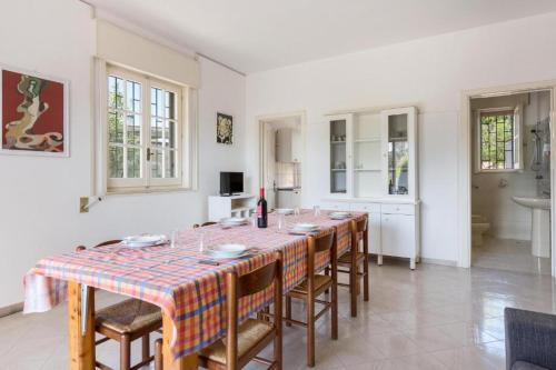 ein großes Esszimmer mit einem Tisch und Stühlen in der Unterkunft Villa Spiaggia degli Angeli in Porto Cesareo