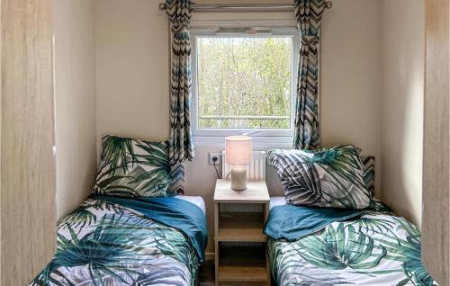 Postel nebo postele na pokoji v ubytování 2 Bedroom Stunning Home In Scherpenisse