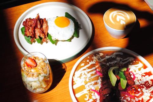 una mesa con platos de comida y una taza de café en Casa Cafeólogo en San Cristóbal de Las Casas