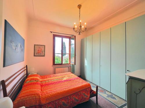 Schlafzimmer mit einem Bett und einem Fenster in der Unterkunft Tra gli Ulivi e il Mare in Tellaro