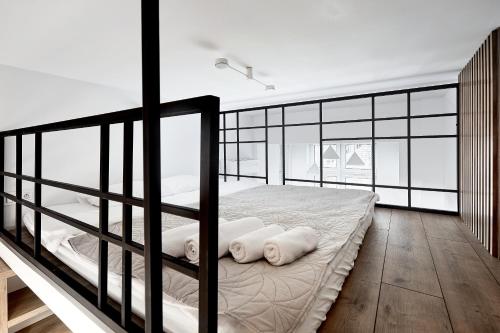 Posteľ alebo postele v izbe v ubytovaní Długa 18 Apartament Premium z antresolą