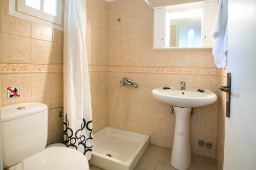 een kleine badkamer met een toilet en een wastafel bij Irena Studios & Apartments in Sarláta