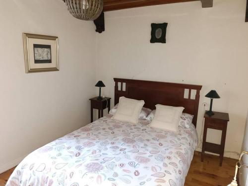 una camera da letto con un grande letto con due comodini di Casa rural El Huerto. Las mascotas son bienvenidas a Soto del Barco