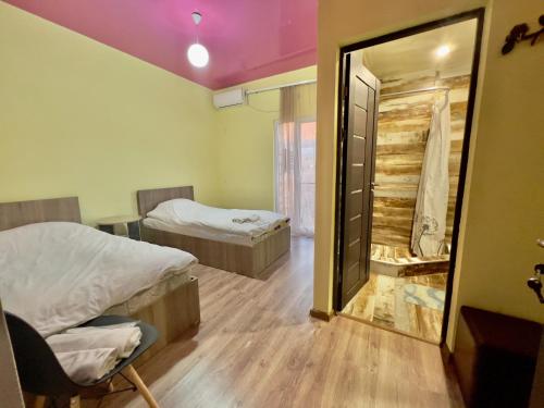 AreniにあるAreni Wine Cellarのベッド2台と鏡が備わる客室です。