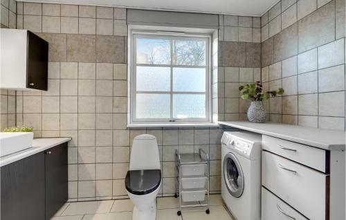 Vonios kambarys apgyvendinimo įstaigoje Stunning Home In Havndal With Wifi