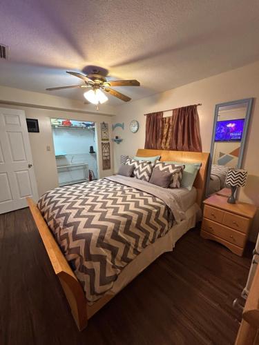 a bedroom with a bed and a ceiling fan at Bonne Nuit Weeki Wachee in Weeki Wachee