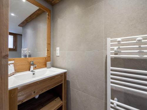 une salle de bain avec un lavabo et un miroir dans l'établissement Appartement neuf, 8 pers, proche télésiège et pistes, Les Belleville - FR-1-570-26, à Levassaix