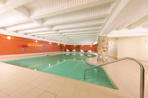 a swimming pool in a large room with an indoor swimming pool at Hotel du Nord in Quebec City