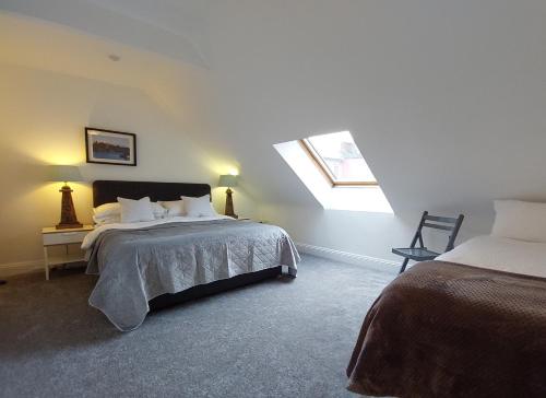 1 dormitorio con cama y ventana. en Daltons Bar en Kinsale