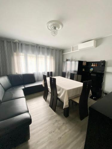 un salon avec une table et un canapé dans l'établissement Maison face à la cité, à Carcassonne