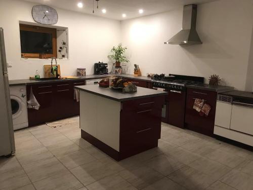 una cocina con fregadero y estufa horno superior en L'Escapade de JOS , chambres et table d'hôte, en Pont-de-Salars