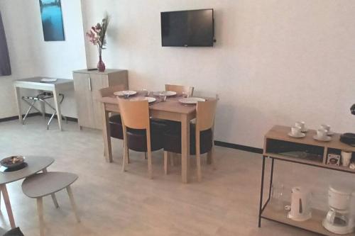 Televízia a/alebo spoločenská miestnosť v ubytovaní Lourdes grand studio classé 2 étoiles de 1 à 4 personnes