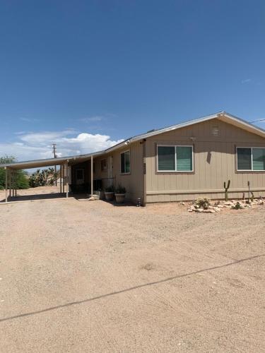 una casa en un campo con un montón de tierra en Rare four Bedroom MeadviewVacation Home - Grand Canyon West-Skywalk, en Meadview