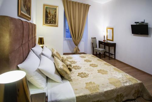 En eller flere senge i et værelse på Grisogono Palace Heritage Residence