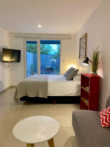 1 dormitorio con cama y ventana grande en Penguins Flats 5 en Ushuaia