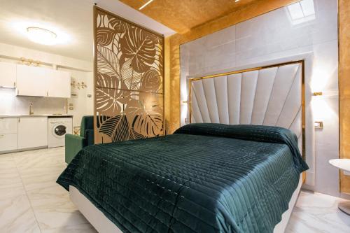 una camera da letto con un grande letto e un piumone verde di FASHION APARTMENT GOLD Bologna a Bologna
