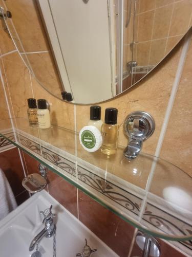 Bilik mandi di The Royal Oak Hotel