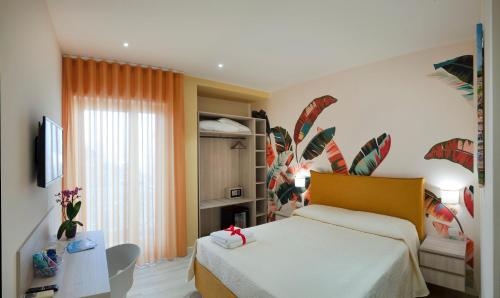 um quarto de hotel com uma cama e uma janela em Petra Luxury Sorrento b&b em Sorrento