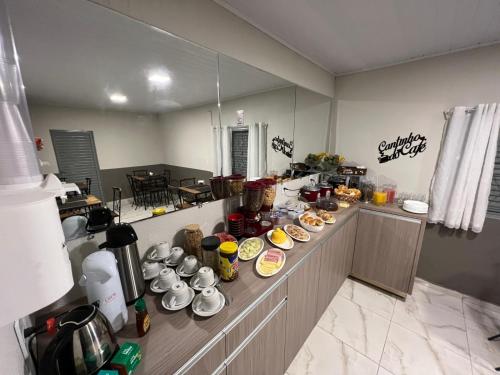 Η κουζίνα ή μικρή κουζίνα στο Hotel Paraiso - Fácil acesso as faculdades e FarmShow