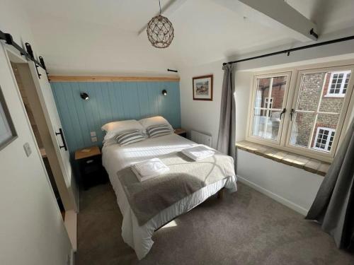 een kleine slaapkamer met een bed en een raam bij Haven Cottage, Cromer in Cromer