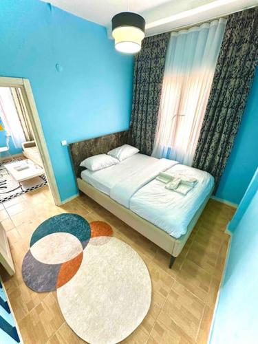 um pequeno quarto com uma cama e um tapete em İstanbulun merkezinde şık 1+1 daire em Istambul