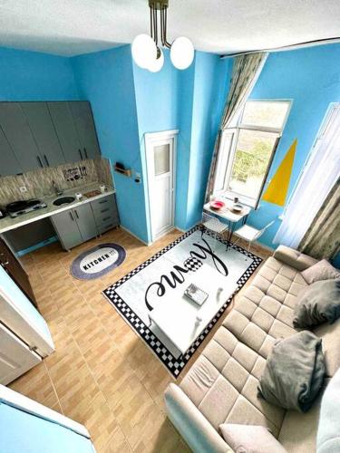 uma sala de estar com um sofá e uma cozinha em İstanbulun merkezinde şık 1+1 daire em Istambul