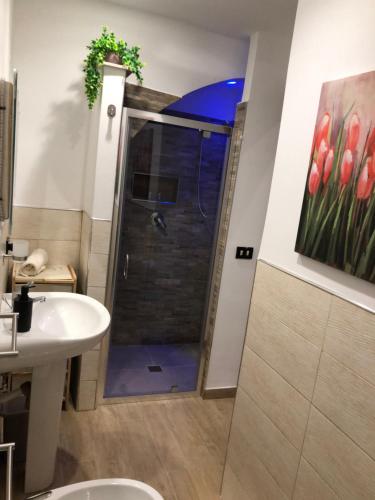 uma casa de banho com um chuveiro, um WC e um lavatório. em Casa Sipontina em Barletta