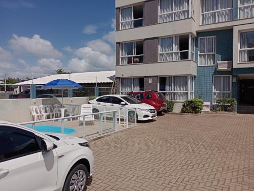un parking avec des voitures garées devant un bâtiment dans l'établissement Residencial Provincia Di Trento Beira Mar, à Torres