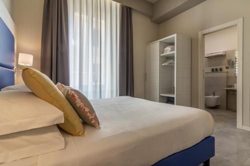 1 dormitorio con cama grande y ventana grande en Cinque Terre Gateway, en La Spezia