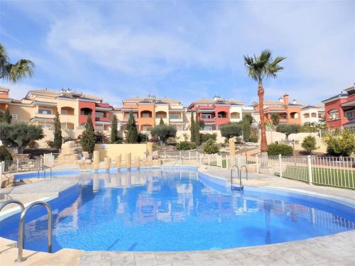 een groot zwembad in een resort met gebouwen bij PtBja a estrenar GranTerraza Piscinas Altaona Golf in Murcia