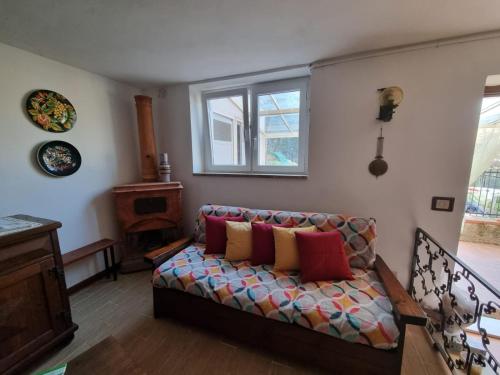 salon z kanapą i oknem w obiekcie CASA GAIA - Limoncello - parcheggio privato incluso w mieście Levanto