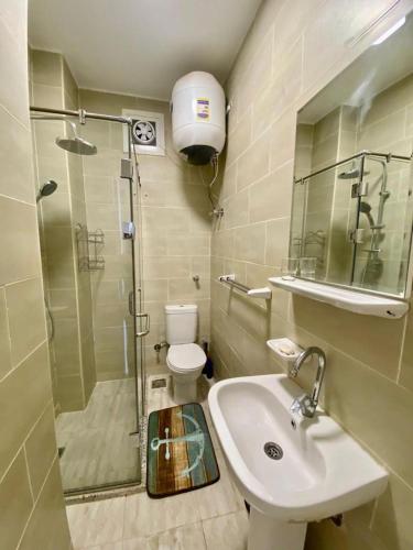 La salle de bains est pourvue d'une douche, d'un lavabo et de toilettes. dans l'établissement Elegant and Welcoming one bedroom apartment, à Hurghada