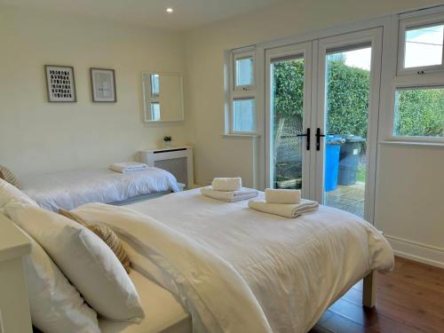Postel nebo postele na pokoji v ubytování Coach Cottage Portstewart - Central Location NITB