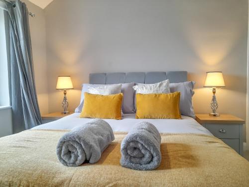 - une chambre avec un lit et des serviettes dans l'établissement New Marston Apartment, à Oxford