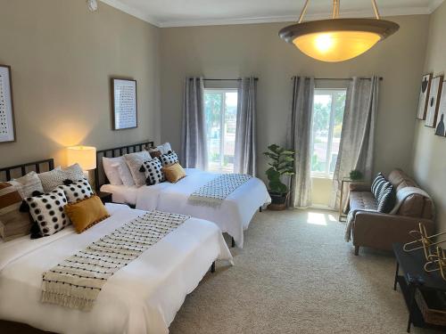 Postel nebo postele na pokoji v ubytování Hollywood Awesome Stay Free parking