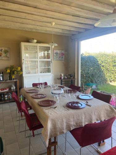 comedor con mesa y sillas rojas en Casa Ariel, en Lucca