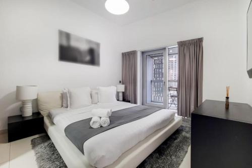Un dormitorio con una cama grande con dos toallas blancas. en Cayan Tower, Dubai Marina - Charming One Bedroom, en Dubái