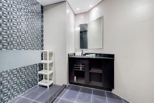un baño con lavabo y espejo en Cayan Tower, Dubai Marina - Charming One Bedroom, en Dubái
