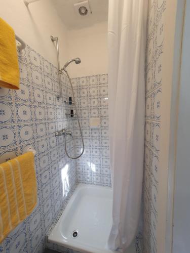 bagno con doccia e vasca bianca di Klein und Fein a Windischgarsten
